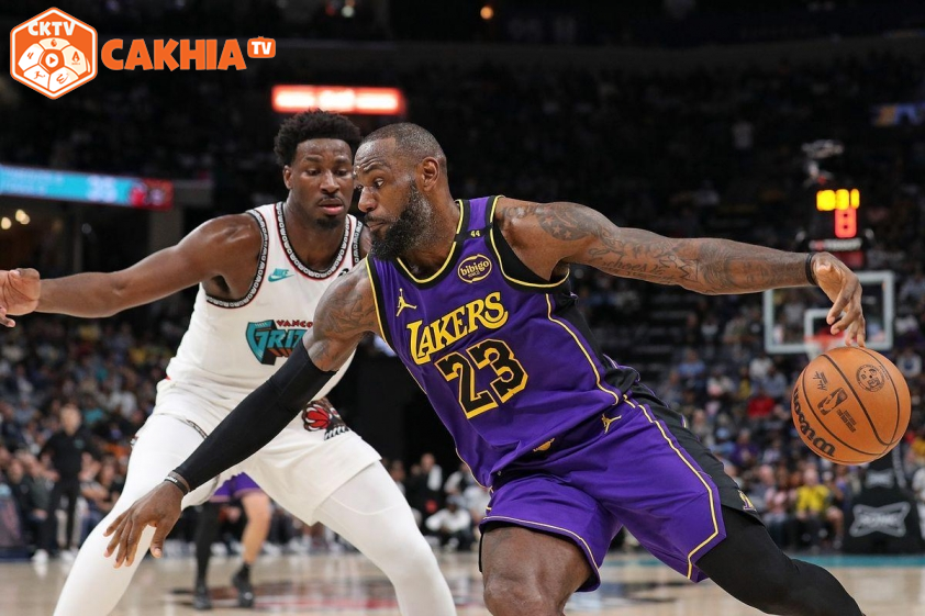 "LeBron James Ghi Dấu Ấn Kỷ Lục, Dù Lakers Gặp Thất Bại"