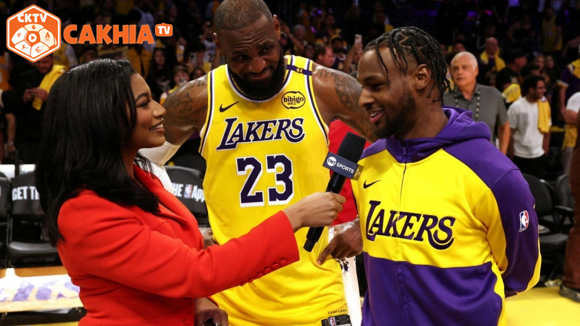 LeBron James và Bronny James trả lời phỏng vấn sau trận