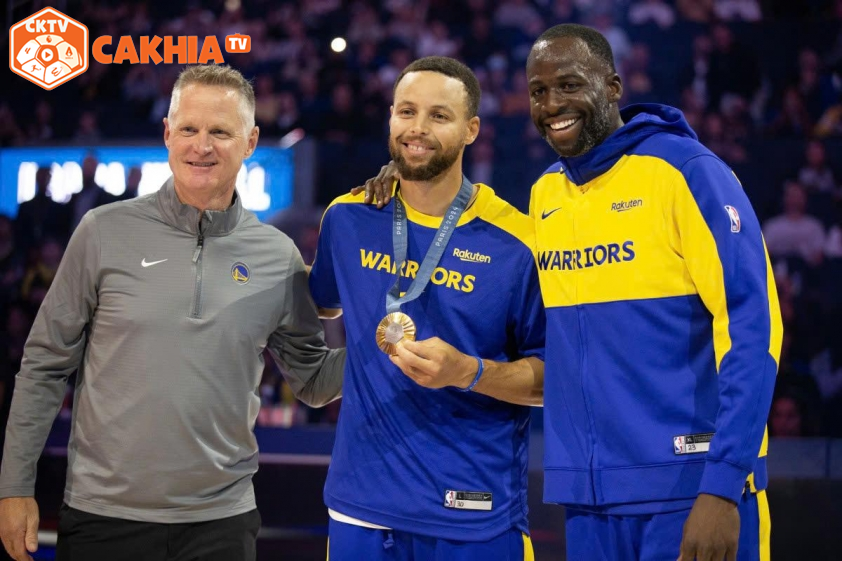 "Stephen Curry cùng Draymond Green gặp phải chấn thương nghiêm trọng"